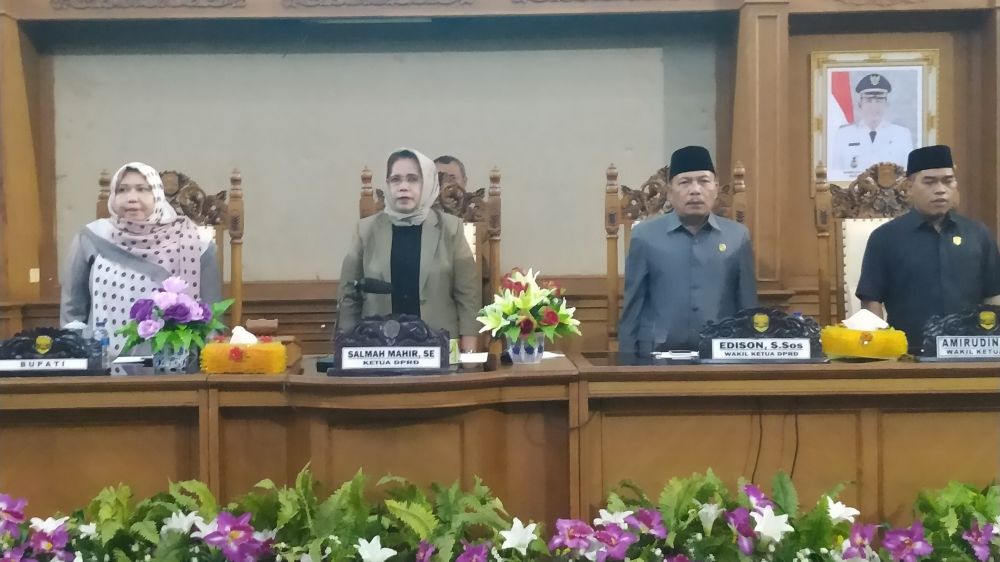 Pimpinan DPRD bersama Bupati saat menyanyikan lagu kebangsaan Indonesia Raya