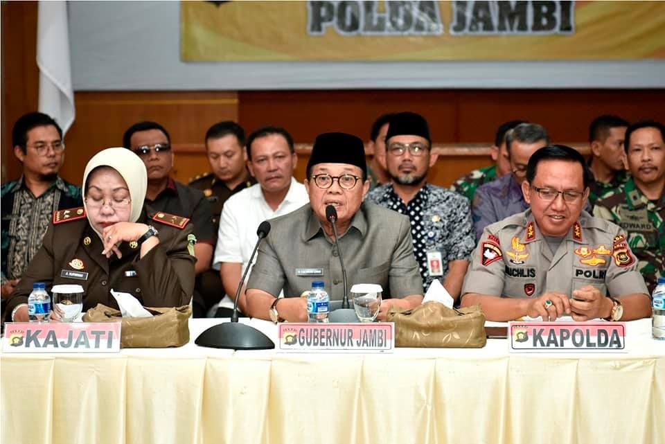 Gubernur Fachrori saat Konferensi Pers di Mapolda Jambi