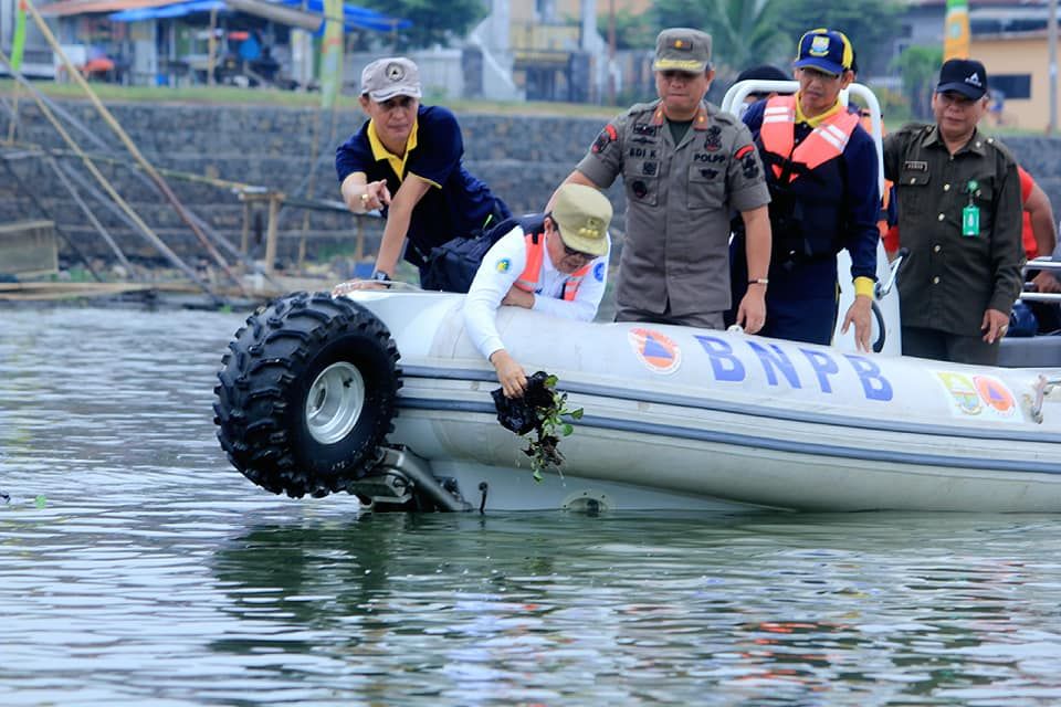 Gubernur membersihkan Kawasan Danau Sipin