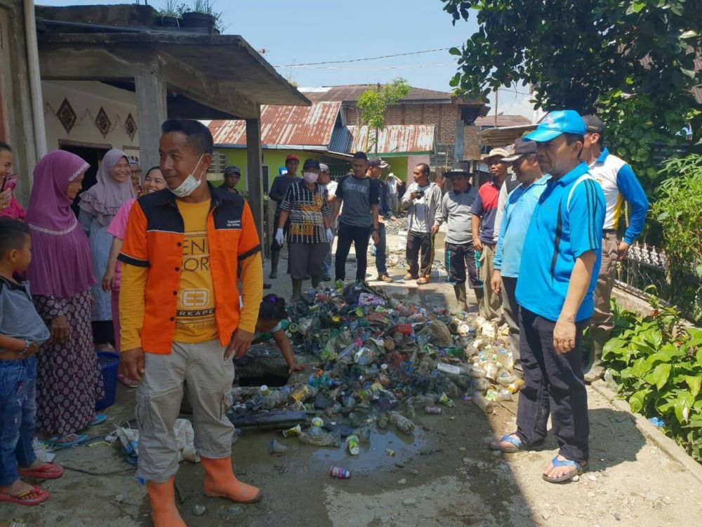 Bupati Adirozal Goro Bersama Masyarakat, Bersihkan Lingkungan