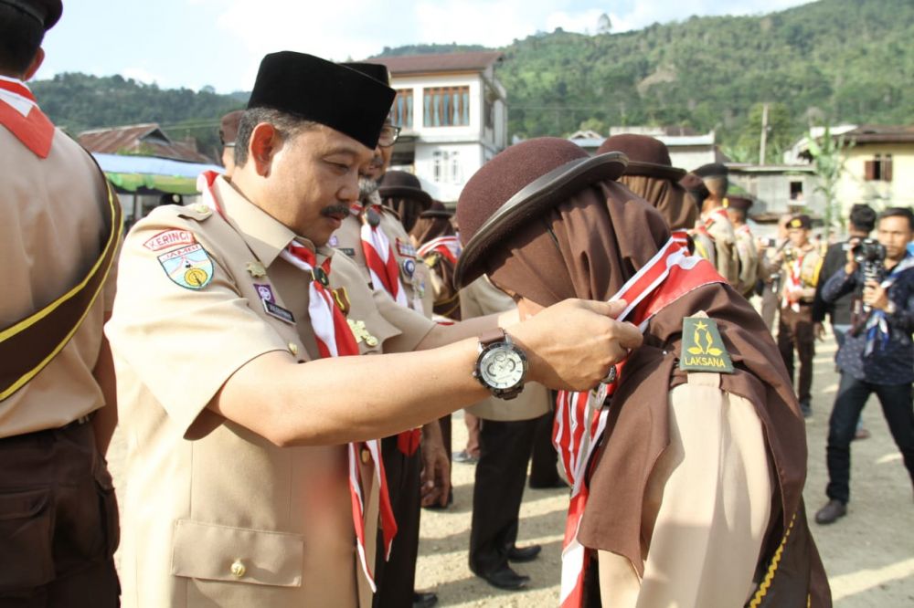 Bupati Kerinci diwakili Asisten I Setda Kerinci kalungkan medali ke peserta TLTD IV