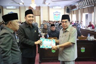 Ketua DPRD Fikar Azami, Pimpin Rapat Paripurna KUA-PPAS 2019 dan Tangani Nota KUA-PPAS 2020