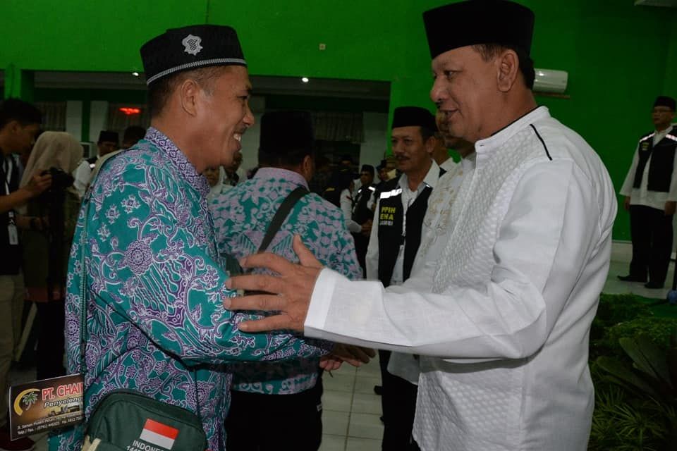 Sekda Dianto saat menyalami Calon Jamaah Haji