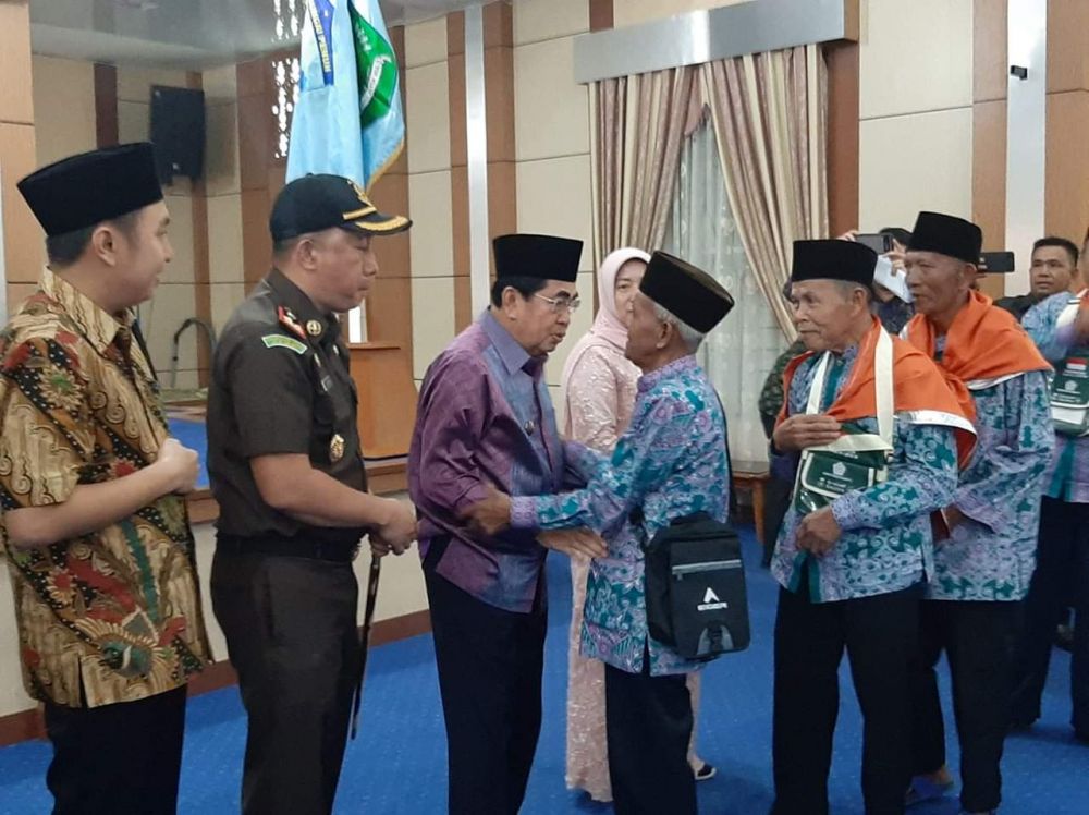 Walikota Sungaipenuh Lepas 100  JCH Kota Sungaipenuh tahun 2019