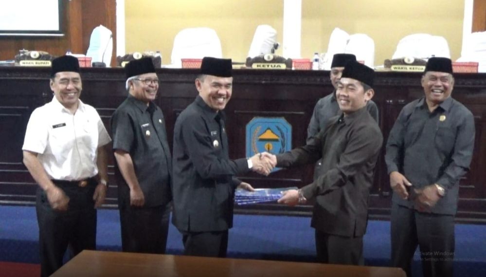 Bupati Adirozal dan Wabup Ami Taher Hadiri Rapat Paripurna DPRD Kerinci