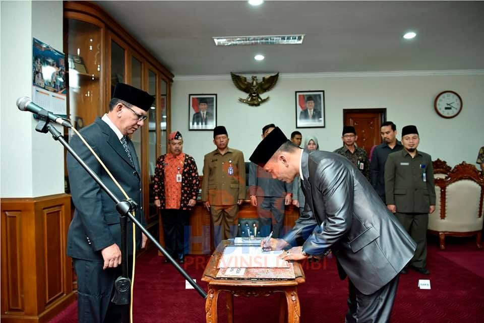 Penandatanganan berita acara pelantikan