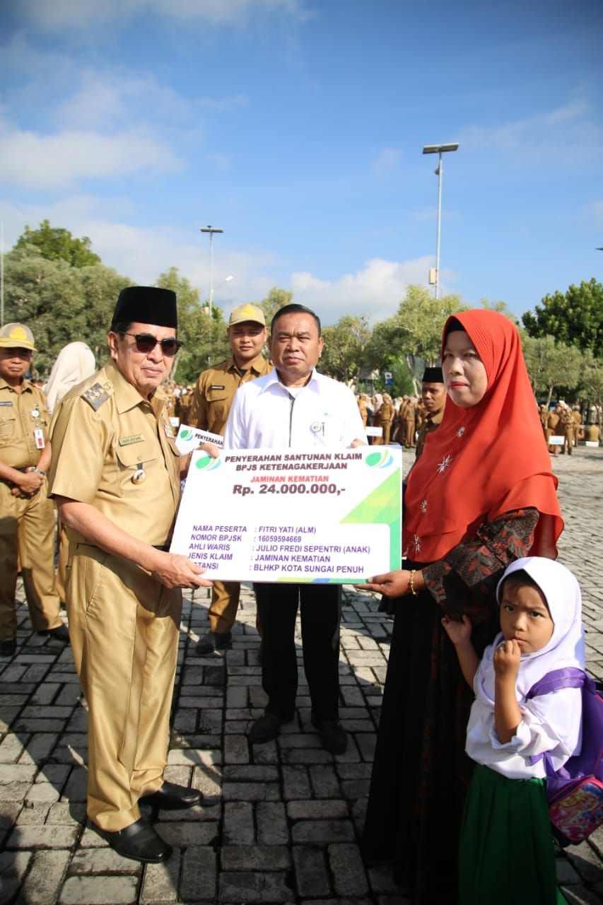 Walikota Sungaipenuh Serahkan Santunan Klaim BPJS Ketenagakerjaan