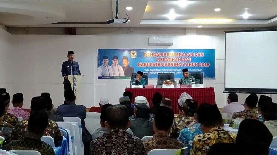 Bupati Adirozal Buka Pembekalan dan Pelatihan Dai Kerinci 2019