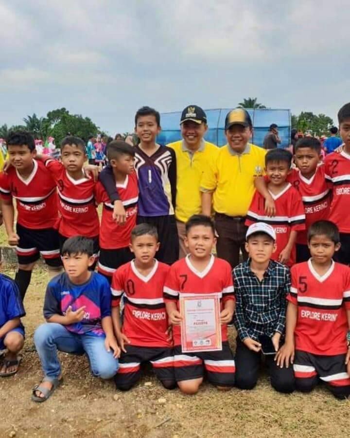 Bupati Adirozal dan Bupati Merangin foto bersama peserta liga U12 piala Kemenpora