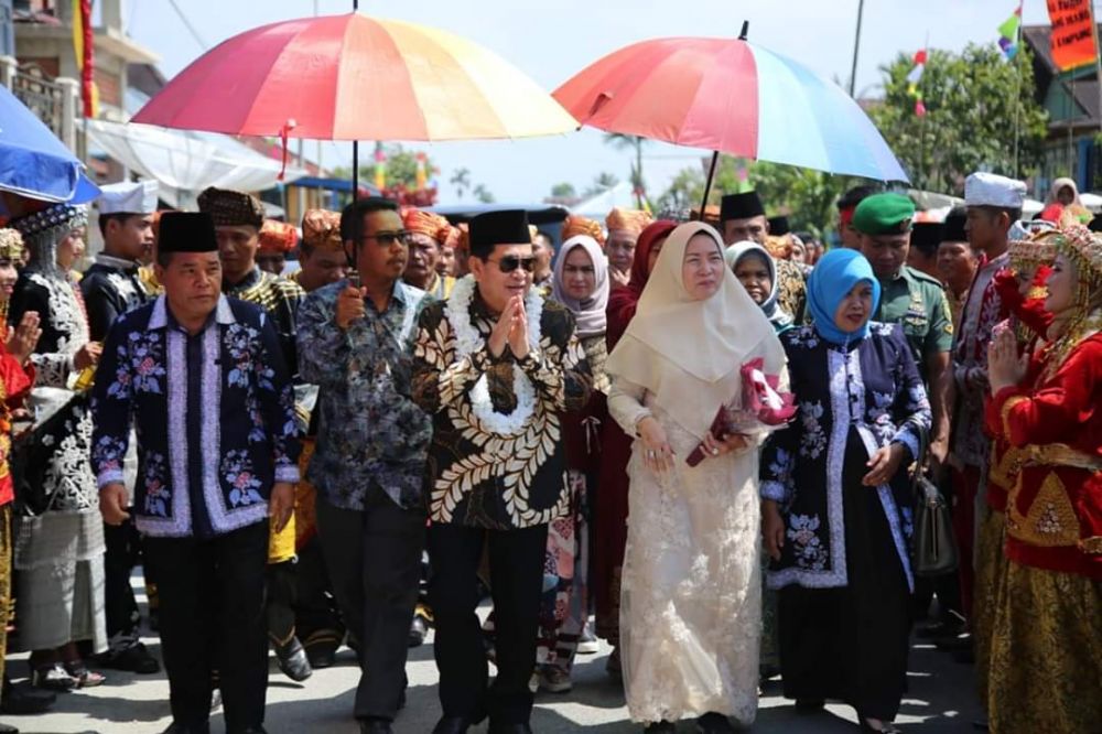 Wako AJB didampingi Ketua TP PKK Sungaipenuh Hj. Emi Zola Asafri Hadiri Kenduri Sko Desa Pendung Hiang