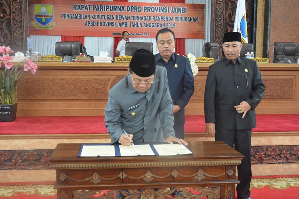 Penandatanganan Ranperda Perubahan APBD Provinsi Jambi Tahun Anggaran 2019,