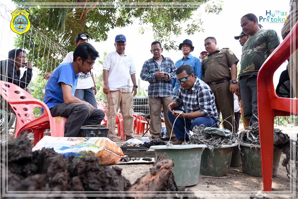 Bupati Tanjabtim, Romi Hariyanto saat melihat benda penemuan di situs bersejarah Perahu Kuno