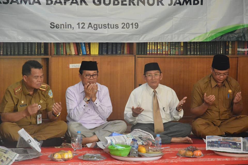 Gubernur Fachrori saat bersilaturrahmi bersama Keluarga Besar Ponpes) Modern Karya Pembangunan Al-Hidayah, Paal 10, Kota Jambi