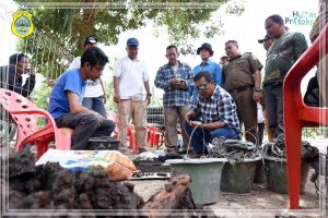 Bupati Tanjabtim Kunjungi Perahu Kuno Lambur