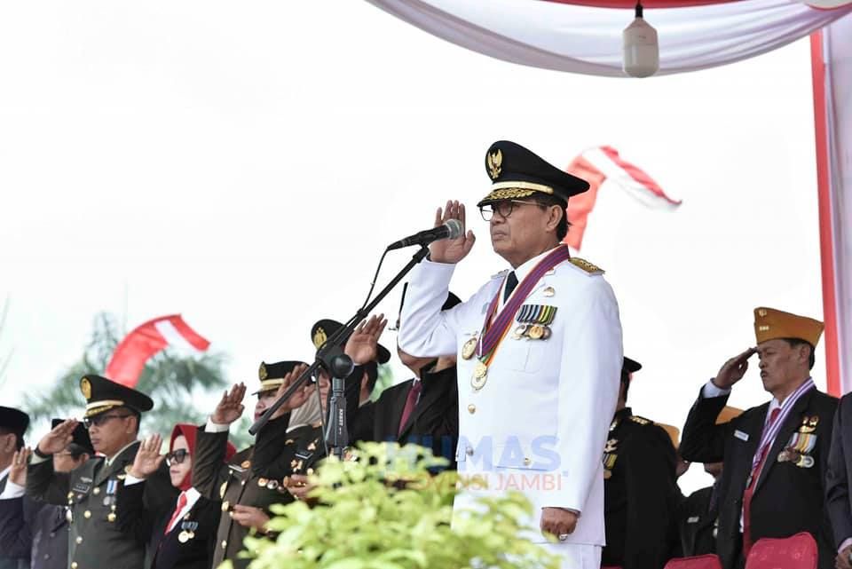 Gubernur Fachrori pimpin Upacara Pengibaran Bendera dalam rangka Peringatan Hari Ulang Tahun ke 74 Kemerdekaan Republik Indonesia, di lapangan depan Kantor Gubernur Jambi