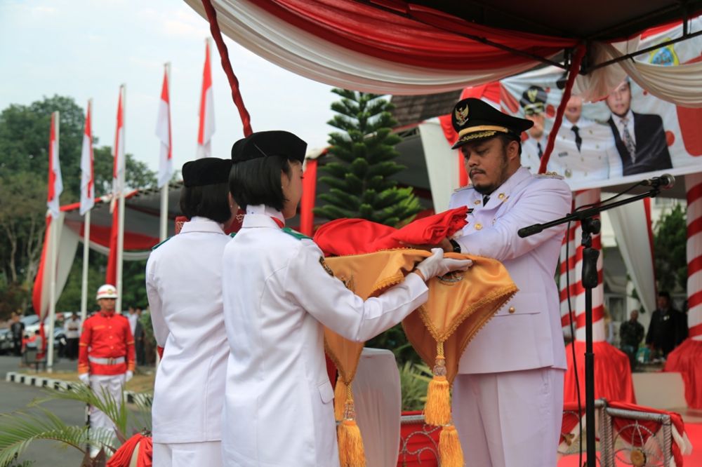 Wabup Tanjabtim, Robby Nahliyansyah saat menerima Duplikat Sangsaka Merah Putih