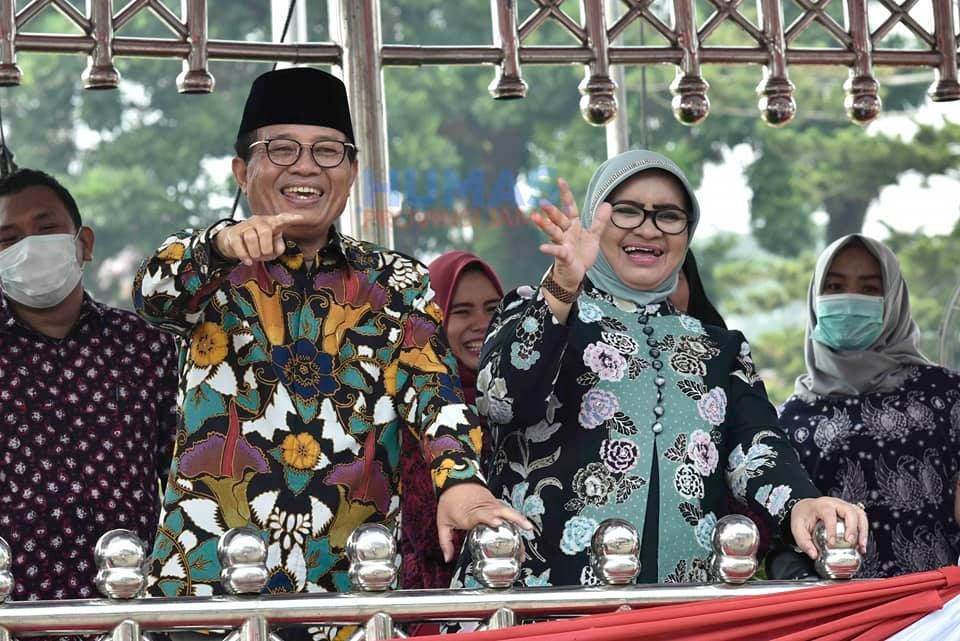 Gubernur Fachrori Umar dan Ketua TP PKK Provinsi Jambi, Rahima menyapa peserta pawai