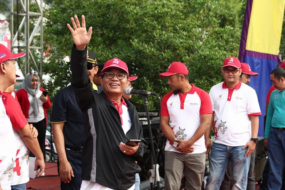 Gubernur melepas Jalan Sehat BUMN Hadir Untuk Negeri di Lapangan Depan Kantor Gubernur Jambi