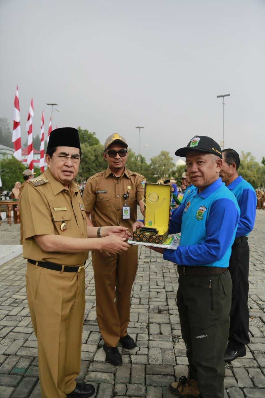 Wako AJB Serahkan Penghargaan kepada Pemenang Bidang Lingkungan Hidup, dalam Peringatan Hari Lingkungan Hidup Sedunia.