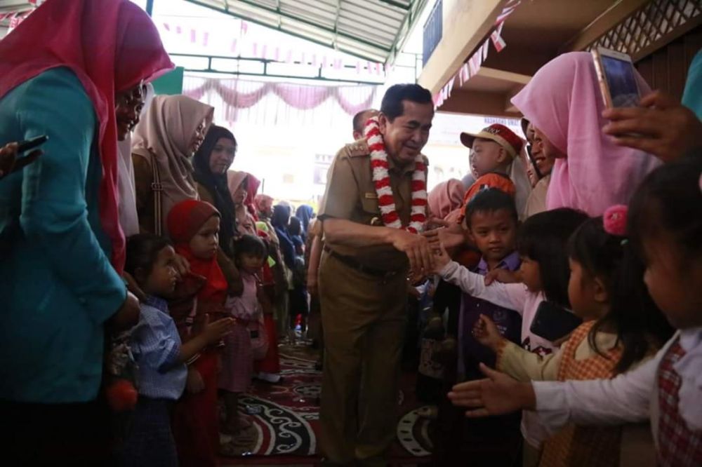 Walikota Sungaipenuh bersalaman dengan anak-anak Paud/TK, saat menghadiri acara Gernas