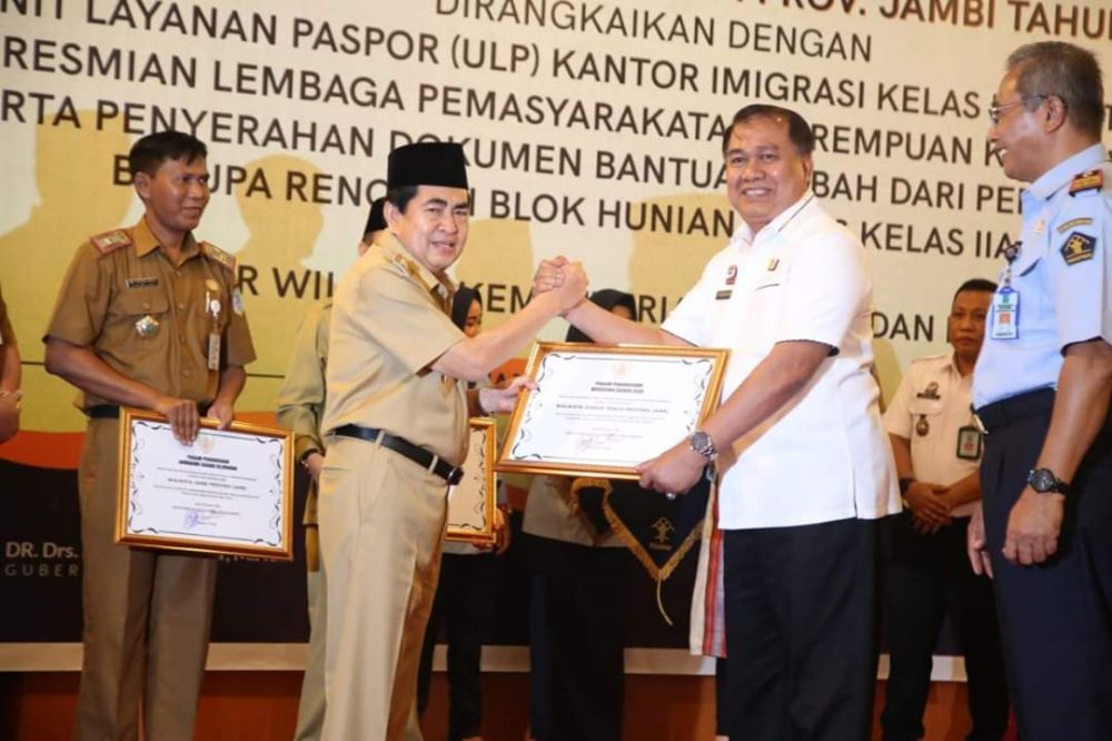 Walikota Sungaipenuh H. Asafri Jaya Bakri, Meraih Penghargaan Anubhawa Sasana Desa