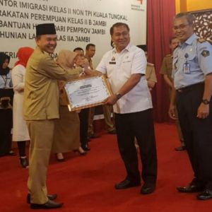 Bupati Adirozal Raih Penghargaan Anubhawa Sasana Desa