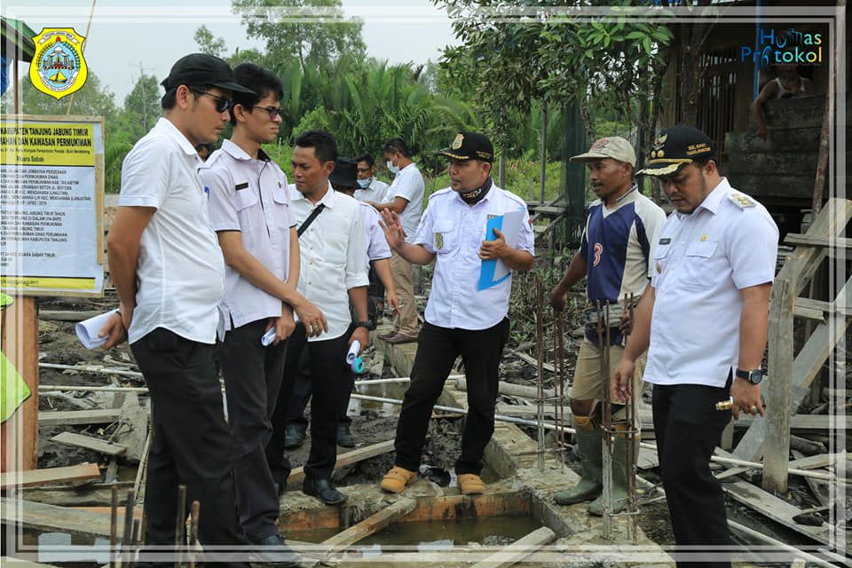 Wabup Robby mendengarkan penjelasan progres pengerjaan proyek fisik dari bawahannya