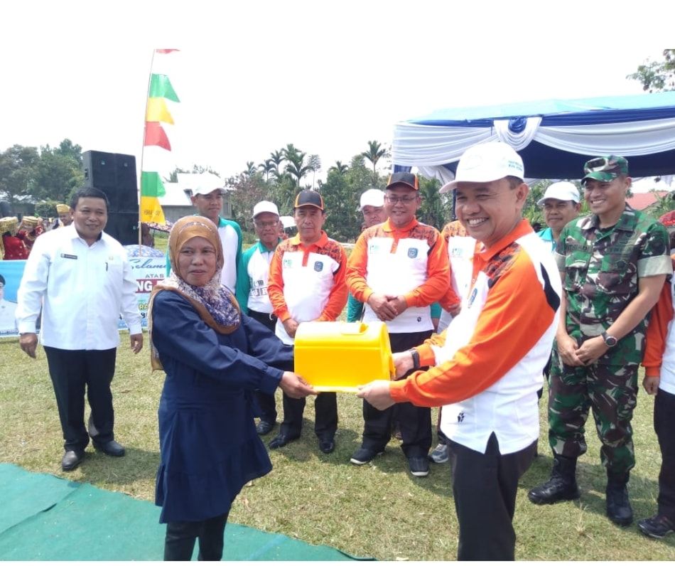 Bupati Adirozal Serahkan secara simbolis Bantuan Pemasangan gratis sambungan Air Minum PDAM Tirta Sakti Kerinci kepada perwakilan warga penerima bantuan.