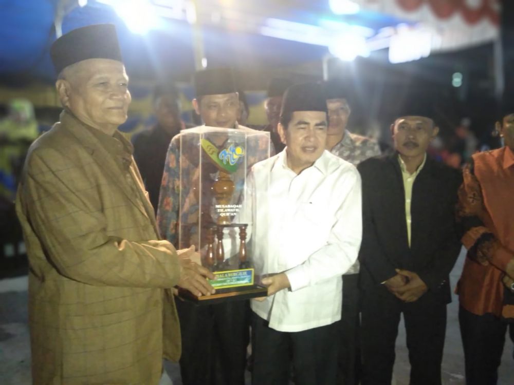 Wako AJB, menyerahkan piala kepada juara, saat acara penutupan MTQ Ke VII Tingkat Sungai Bungkal