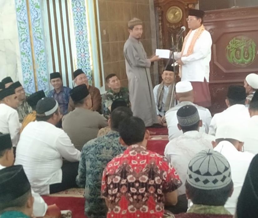 Bupati Adirozal dan Gubernur Jambi Sholat Jumat dimasjid Al Mujahidin Siulak, Gubernur Juga Serahkan Bantuan Pembangunan Masjid.