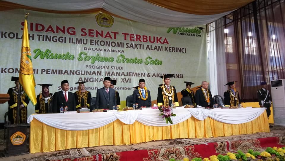 Bersama Gubernur Jambi, Bupati Kerinci H. Adirozal, hadiri Wisuda STIE Sakti Alam Kerinci