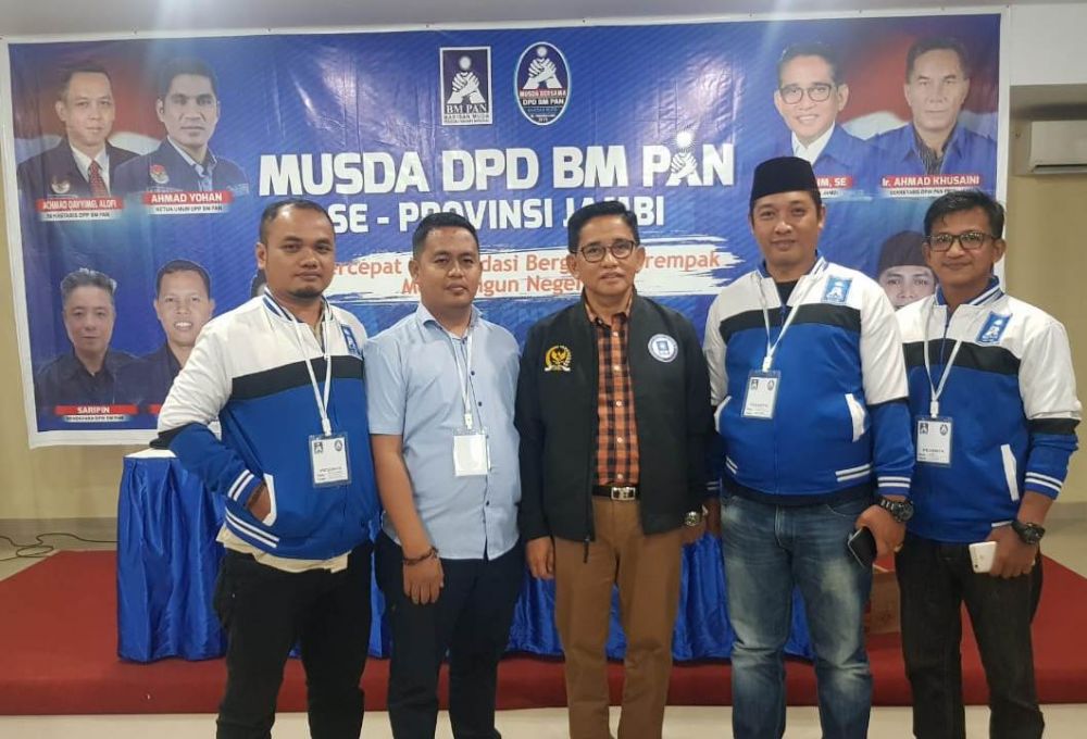 Ketua Formatur DPD PAN Tanjabtim, Sulpani dan anggota foto bersama Ketua DPW PAN Provinsi Jambi, H. A. Bakri. HM