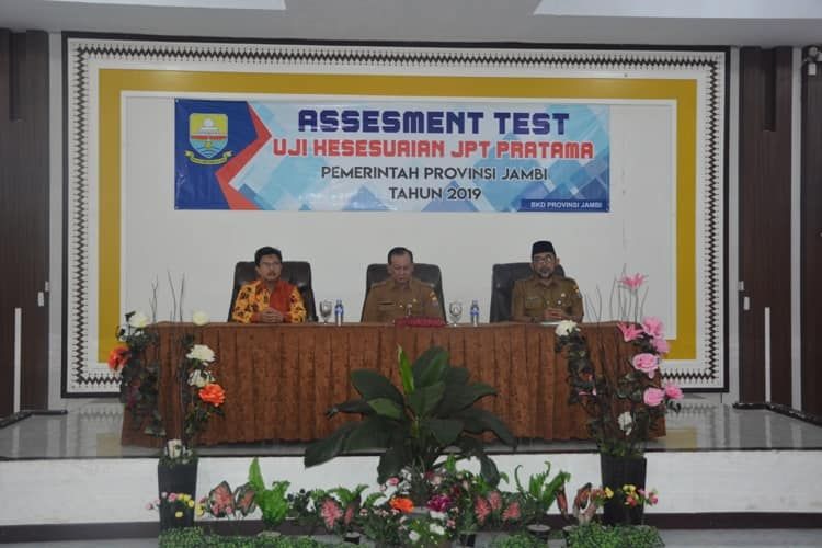 Sekda membuka Assessment Test Uji Kesusaian Jabatan Tinggi Pratama Pemerintah Provinsi Jambi Tahun 2019 