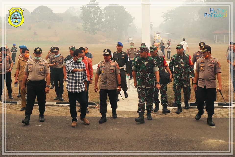 Bupati Tanjabtim, Romi Hariyanto saat menyambut Kasdam II Sriwijaya, Syafrial dan Kapolda Jambi, Mukhlis beserta rombongan di halaman depan Kantor Bupati  