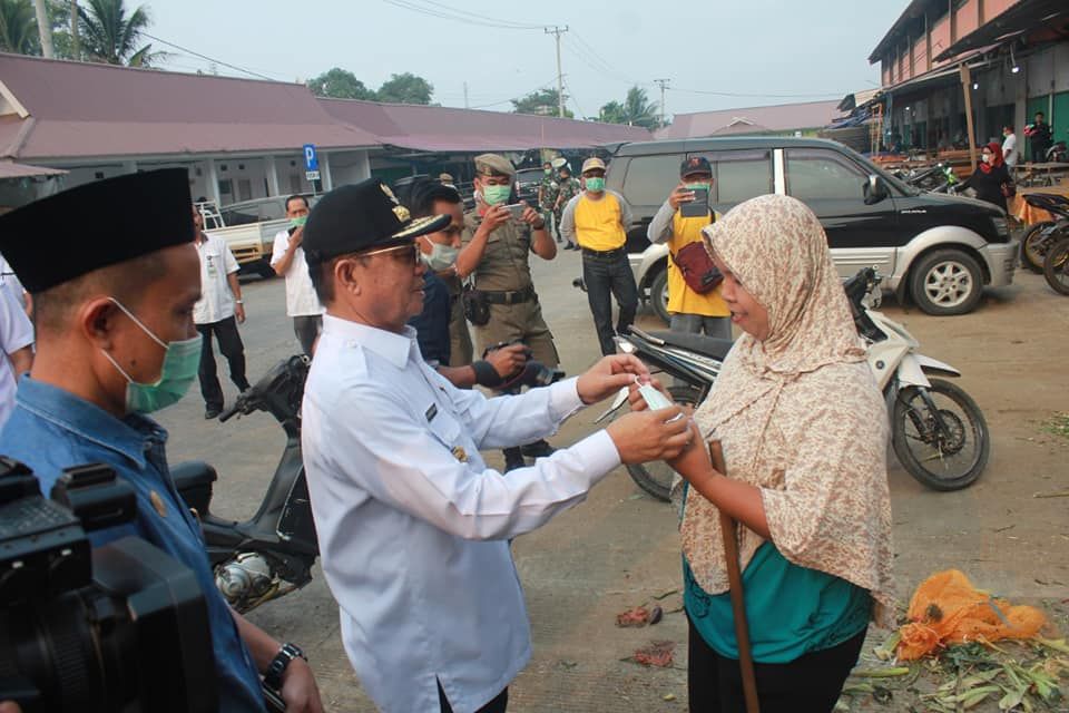 Gubernur saat membagikan masker kapada warga