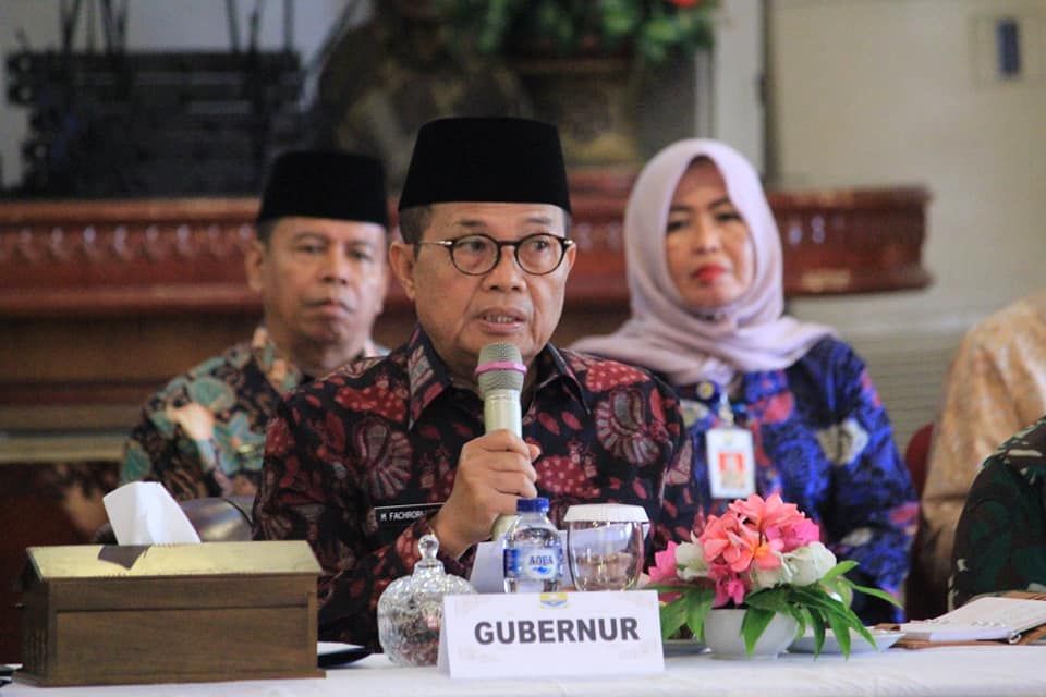 Gubernur saat memimpin rapat Karhutla