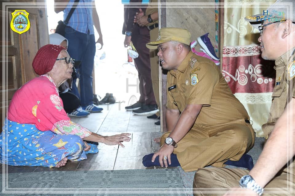 Wabup Robby berbincang dengan penerima bantuan