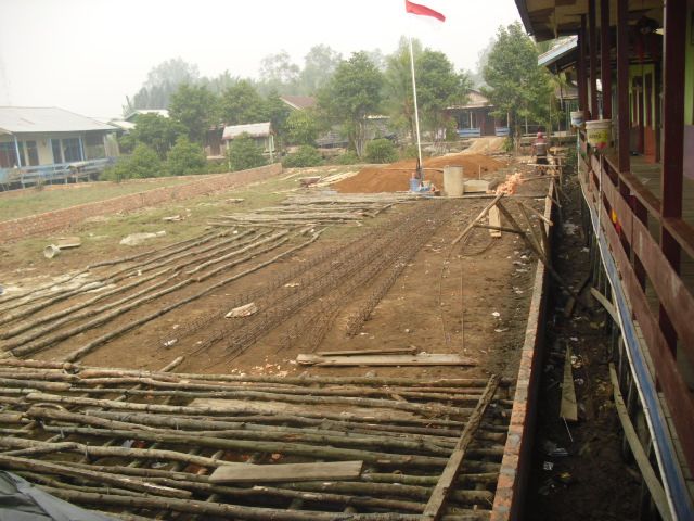 Pelaksanaan Penimbunan Halaman Sekolah SDN 146 Kuala Jambi