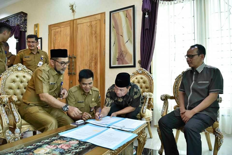 Gubernur Jambi, Fachrori Umar saat menandatangani NPHD