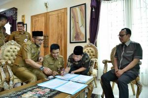 Gubernur Fachrori Teken Naskah Hibah kepada KPU Provinsi Jambi