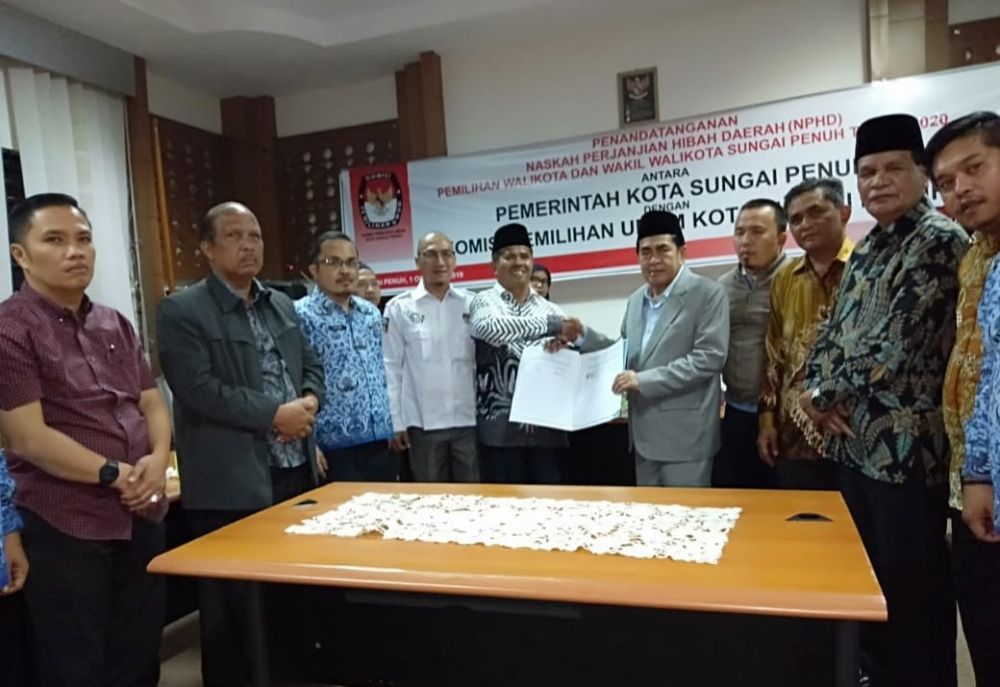 Pemkot Sungaipenuh - KPU Sungaipenuh Tanda Tangani NPHD Pilwako