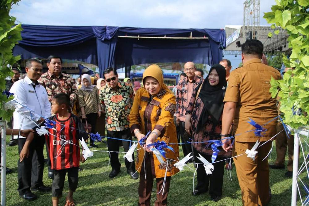 Wako AJB Buka Pameran Produk Inovasi Daerah ditandai dengan pemotongan pita oleh ketua TP PKK Sungaipenuh Hj. Emizola Asafri