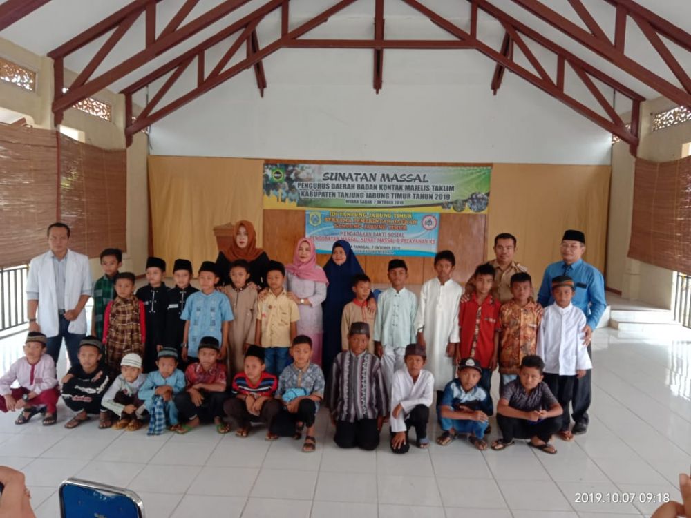 Ketua BKMT Hj. Wirdayanti Fose Bersama Anak - anak Sunatan Masal