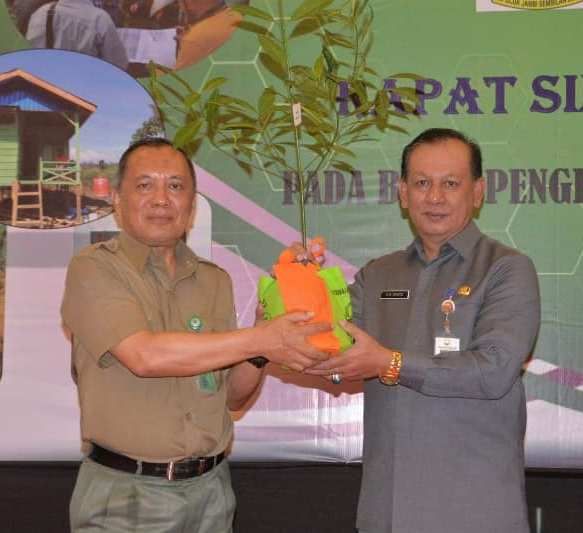 Sekda Provinsi Jambi, M. Dianto (kanan) menyatakan bahwa rehabilitasi hutan dan lahan suatu keharusan