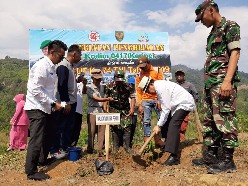 Wako AJB bersama Dandim Letkol CZI Fitriadi Laksanakan Penghijauan dengan Penanaman Pohon Dalam Rangka HUT ke-74 TNI