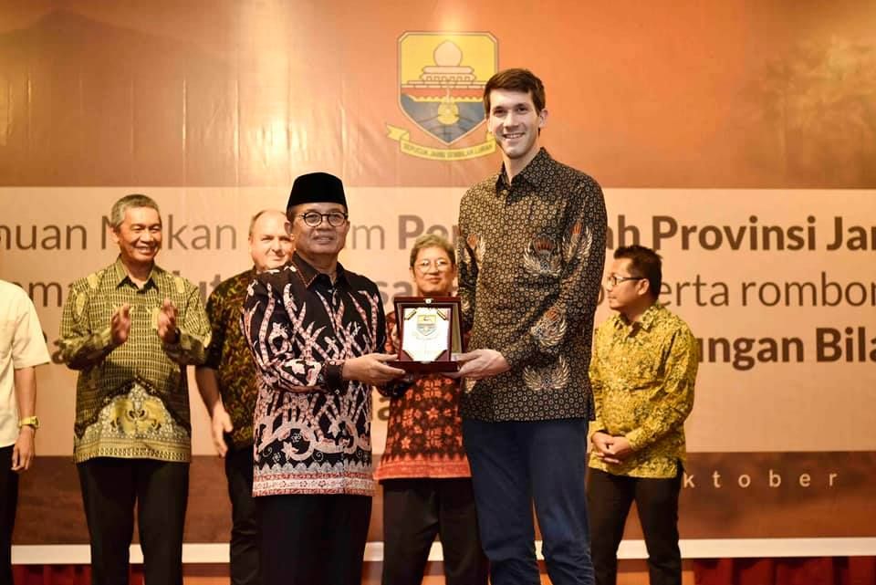 Gubernur Jambi Dr.Drs.H.Fachrori Umar,M.Hum menyatakan bahwa kehadiran LSM Rikolto dari Belgia sangat membantu petani kopi di Provinsi Jambi.