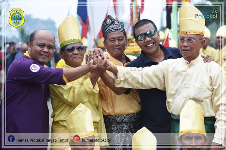 Bupati Romi dan Wabup Robby Foto Bersama Tokoh Masyarakat Peserta Karnaval 