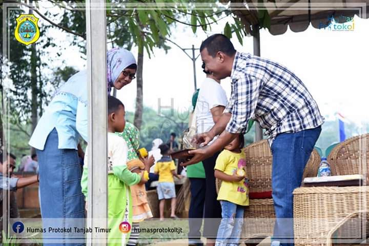 Bupati Romi Saat Memberikan Makanan Kepada Masyarakat