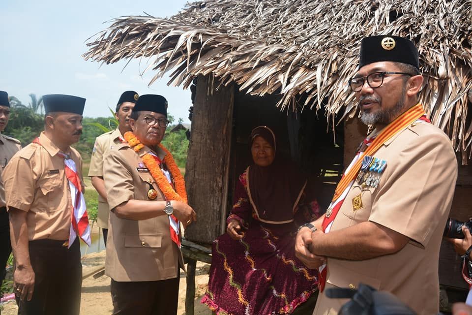 Gubernur menyempatkan diri meninjau salah satu kondisi rumah warga yang tak layak sesaat usai menghadiri Apel Puncak Peringatan Hari Pramuka ke-58 Tahun 2019 Tingkat Kwartir Daerah Gerakan Pramuka Jambi, bertempat di GOR Serunai Baru (Lapangan MTQ) Kabupaten Muaro Bungo