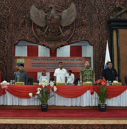 Gubernur Fachrori saat menghadiri paripurna